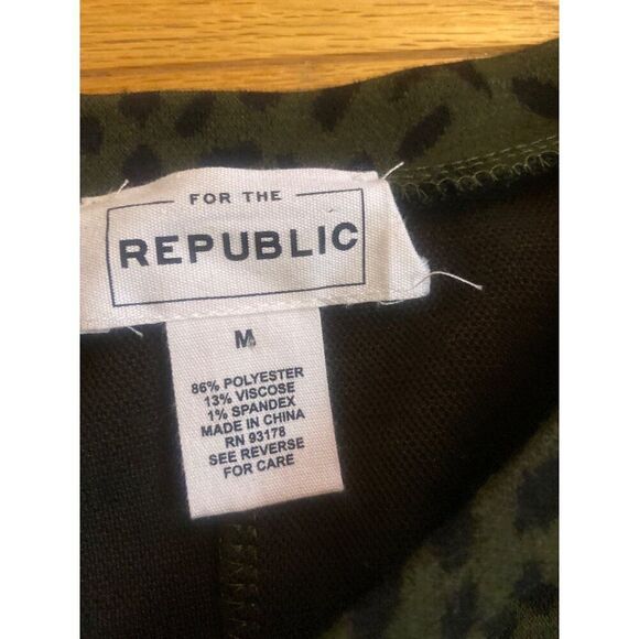 For the Republic Women's Long Sleeve dark green Leopard Print Top Size Medium - Picture 7 of 8